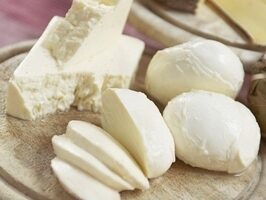 Рецепт: Салат с рукколой и моцареллой с медово-горчичной заправкой
