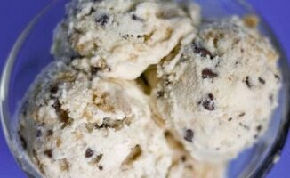 Домашнее ванильное мороженое с шоколадной крошкой