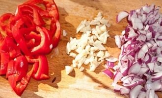 Гуляш из куриных желудков (пупков)