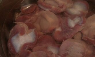 Гуляш из куриных желудков (пупков)