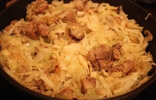 Тушёная квашеная капуста с мясом