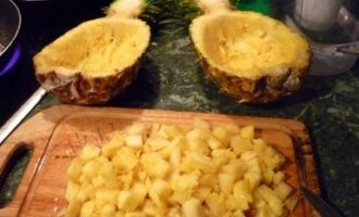 Ананасы, фаршированные куриным филе и запечённые под сыром
