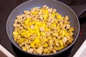 Ананасы, фаршированные куриным филе и запечённые под сыром