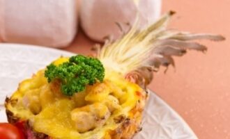 Ананасы, фаршированные куриным филе и запечённые под сыром