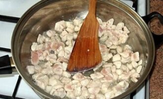 Ананасы, фаршированные куриным филе и запечённые под сыром