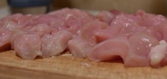 Ананасы, фаршированные куриным филе и запечённые под сыром