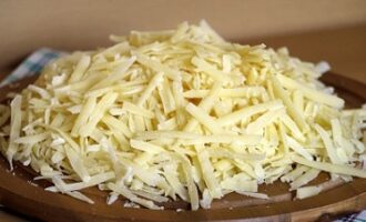 Ананасы, фаршированные куриным филе и запечённые под сыром
