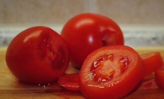 Салат ромэн с моцареллой и травами