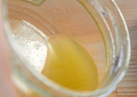 Салат из морской капусты с перепелиными яйцами