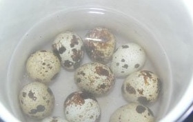 Салат из морской капусты с перепелиными яйцами