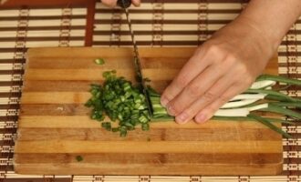 Салат из морской капусты с перепелиными яйцами