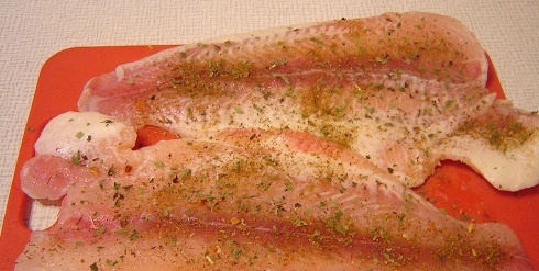Салат с рыбой и сухариками