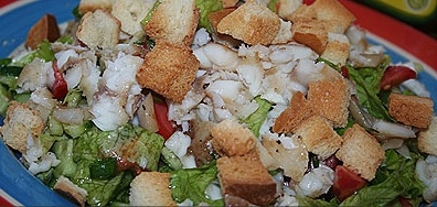 Салат с рыбой и сухариками