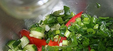 Салат с рыбой и сухариками