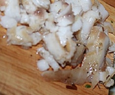 Салат с рыбой и сухариками