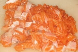 Ароматный пирог с лососем и рисом
