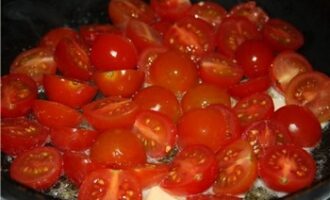 Яичница с помидорами и сыром