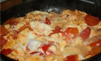 Яичница с помидорами и сыром