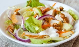 Салат с копченой курочкой, авокадо и яблоком