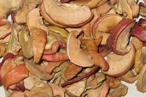 Традиционный узвар из боярышника и сухофруктов