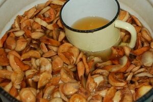 Традиционный узвар из боярышника и сухофруктов