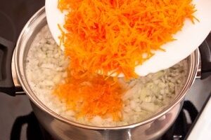 Сырный суп с курицей и овощами