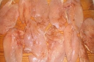 Запеченное куриное филе в фольге с черносливом и изюмом