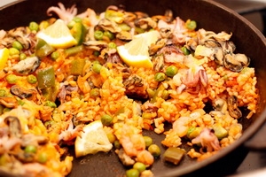 Классическая паэлья с морепродуктами: пошаговое руководство