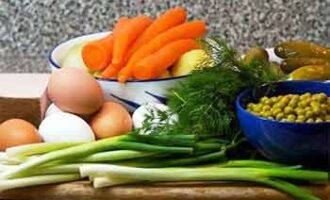 Классический салат «Оливье» с курицей: рецепт и приготовление