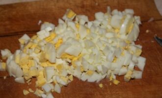 Классический салат «Оливье» с курицей: рецепт и приготовление