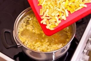 Рецепт легкого куриного супа с яичной лапшой