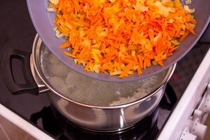 Рецепт легкого куриного супа с яичной лапшой