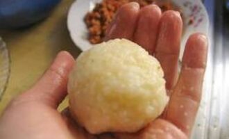 Крокеты из тунца с рисом и сырной начинкой