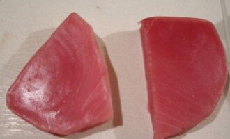 Крокеты из тунца с рисом и сырной начинкой