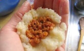 Крокеты из тунца с рисом и сырной начинкой