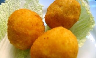 Крокеты из тунца с рисом и сырной начинкой