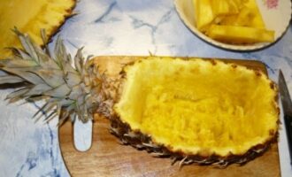 Салат с курицей и креветками в ананасе