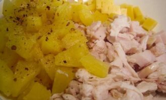 Салат с копченой курицей и ананасами