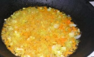 Ароматный суп из говядины с курагой