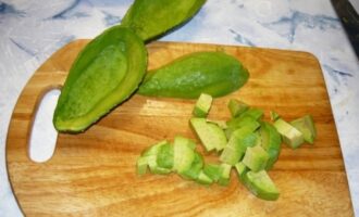Салат с курицей и креветками в ананасе