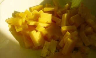 Салат с копченой курицей и ананасами