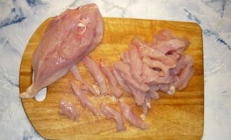 Салат с курицей и креветками в ананасе