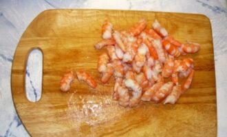 Салат с курицей и креветками в ананасе