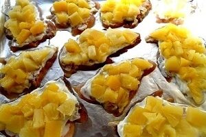 Запеченное куриное филе с ананасами и сыром