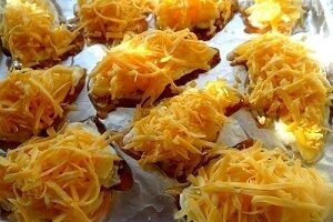 Запеченное куриное филе с ананасами и сыром