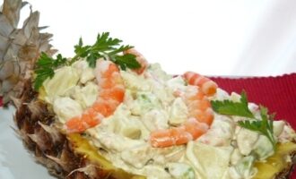 Салат с курицей и креветками в ананасе