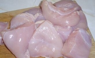 Запеченное куриное филе с ананасами и сыром