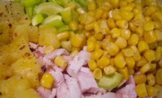 Салат с копченой курицей и ананасами
