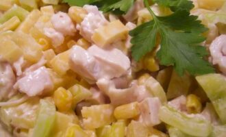 Салат с копченой курицей и ананасами