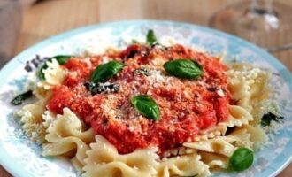 Фарфалле с Томатно-Сырным Соусом
